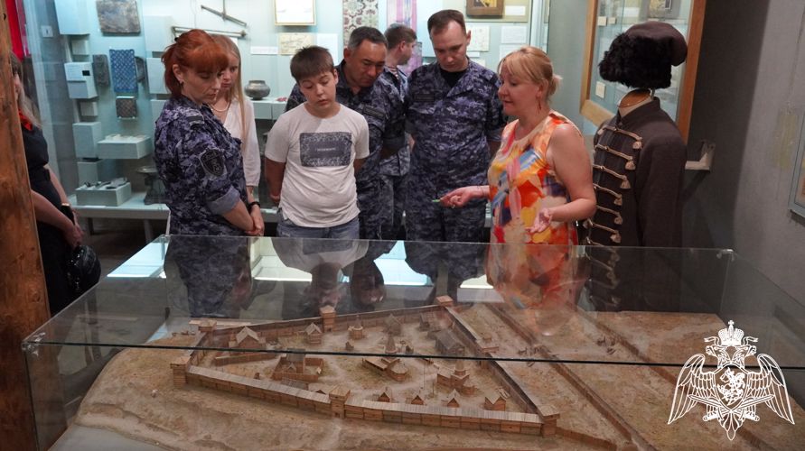В Саратове сотрудники Росгвардии посетили тематическую экспозицию, посвящённую истории Саратовского края