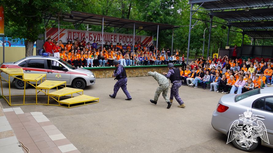 В Саратове в детском оздоровительном лагере «Березка» прошла акция «Каникулы с Росгвардией»