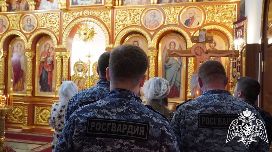 Саратовские росгвардейцы в День Крещения Руси приняли участие в богослужении, посвященном небесному покровителю войск национальной гвардии РФ – святому князю Владимиру
