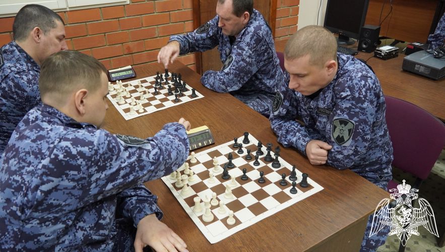 В международный день шахмат саратовские росгвардейцы провели товарищеский турнир