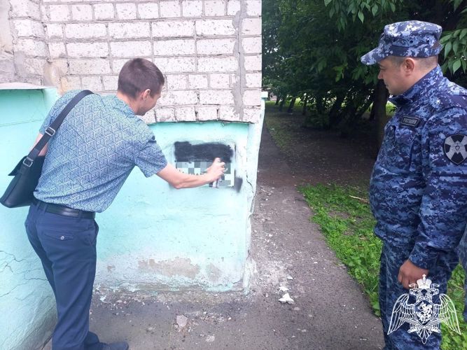 В Балашове сотрудники Росгвардии, полицейские и общественники  закрасили граффити с рекламой наркотиков