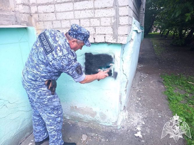 В Балашове сотрудники Росгвардии, полицейские и общественники  закрасили граффити с рекламой наркотиков