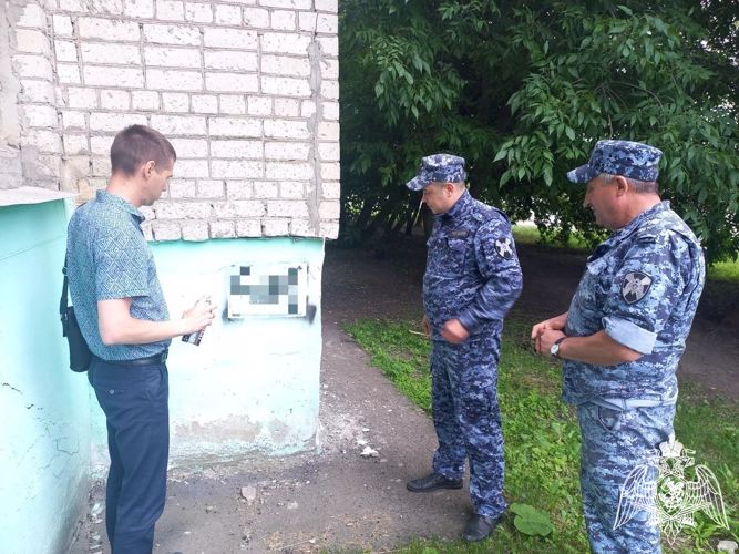 В Балашове сотрудники Росгвардии, полицейские и общественники закрасили граффити с рекламой наркотиков