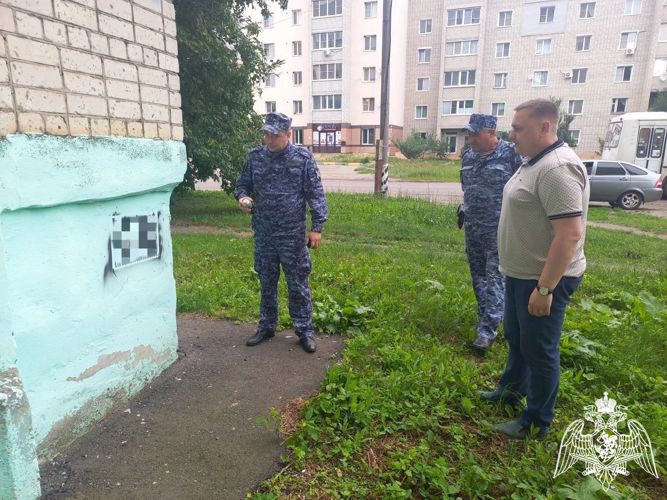 В Балашове сотрудники Росгвардии, полицейские и общественники  закрасили граффити с рекламой наркотиков