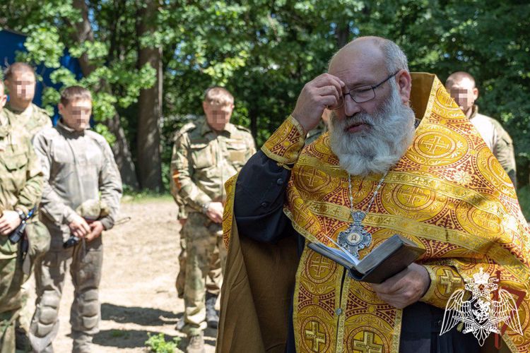 Православный священник посетил военнослужащих Росгвардии в ЛНР (видео)