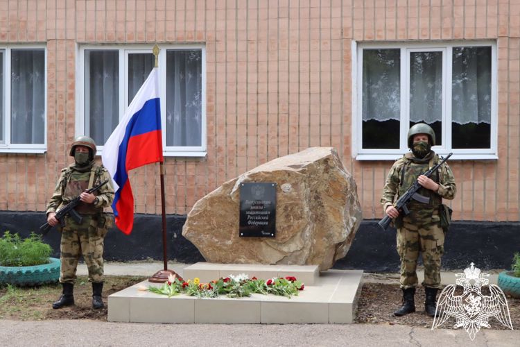 Военнослужащие Росгвардии открыли мемориал защитникам Родины в ЛНР