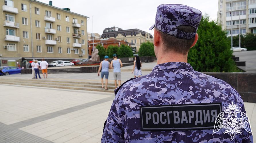 Саратовские сотрудники Росгвардии обеспечили охрану общественного порядка во время празднования дня ВДВ РФ