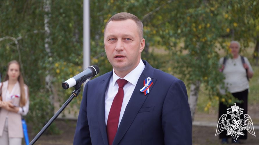 В Саратове в День государственного флага России врио начальника Управления Росгвардии по Саратовской области принял участие в торжественной церемонии поднятия флага