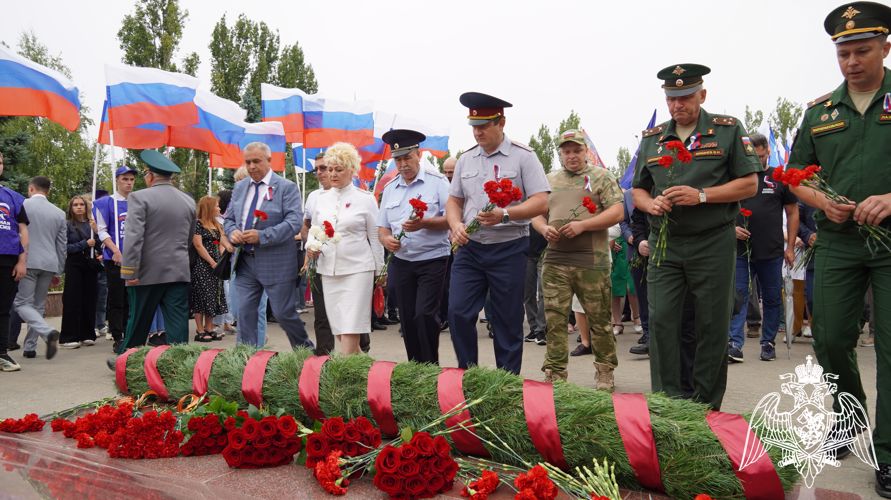 В Саратове в День государственного флага России врио начальника Управления Росгвардии по Саратовской области принял участие в торжественной церемонии поднятия флага