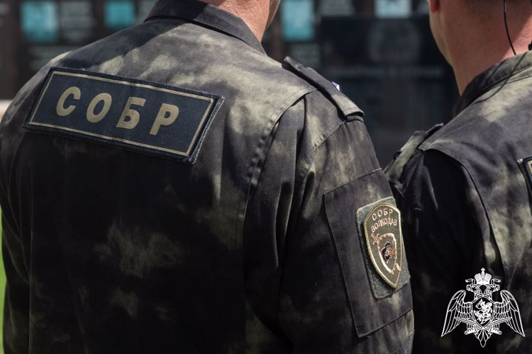В Саратове при силовой поддержке СОБР Росгвардии задержаны граждане, подозреваемые в мошенничестве и вымогательстве