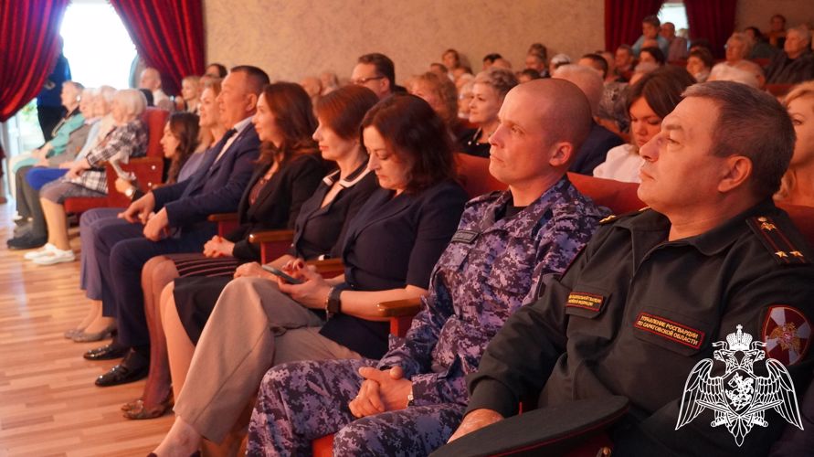 В Саратовской области сотрудники Росгвардии приняли участие в концерте по случаю Международного Дня пожилых людей