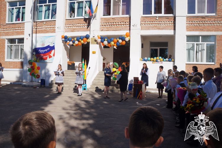 В Саратовской области военнослужащие Росгвардии поздравили детей с днем знаний 