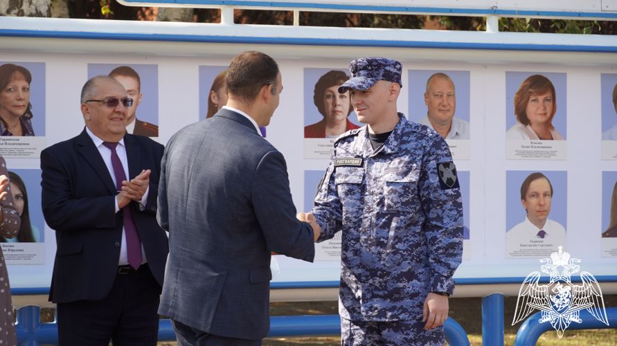 В Саратове сотрудник Росгвардии занесен на Доску почета 