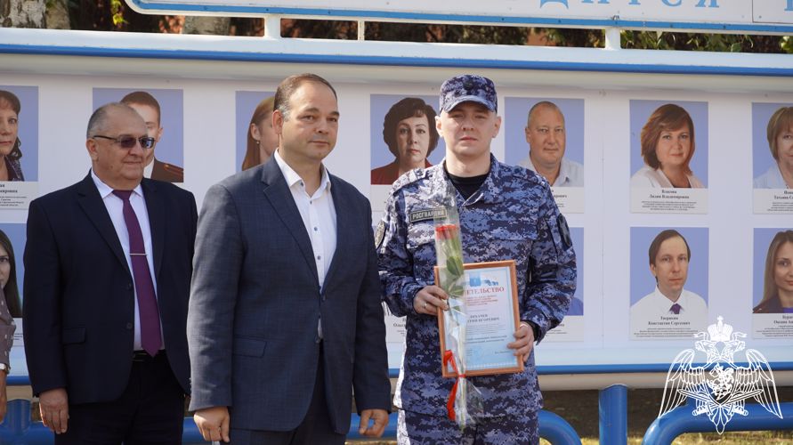 В Саратове сотрудник Росгвардии занесен на Доску почета 