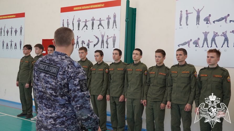 Сотрудники Росгвардии по Саратовской области провели занятия по физической подготовке для воспитанников «Гвардейской смены»