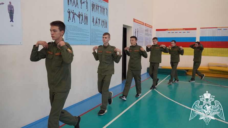 Сотрудники Росгвардии по Саратовской области провели занятия по физической подготовке для воспитанников «Гвардейской смены»
