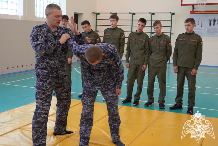 Сотрудники Росгвардии по Саратовской области провели занятия по физической подготовке для воспитанников «Гвардейской смены»