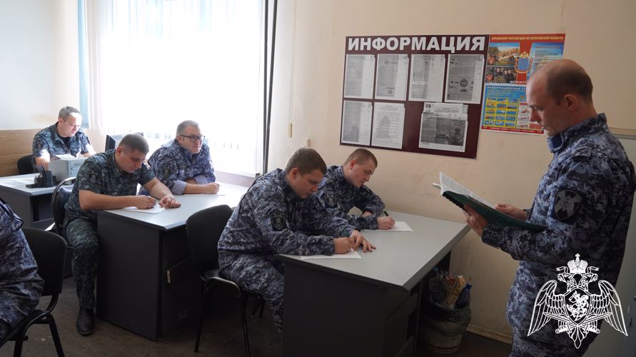 В Саратове сотрудники и военнослужащие Росгвардии отметили Международный день грамотности написанием диктанта
