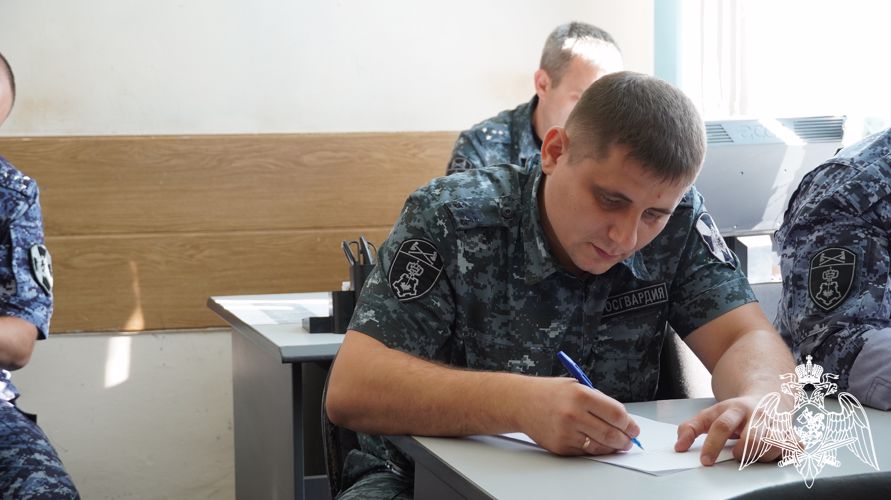 В Саратове сотрудники и военнослужащие Росгвардии отметили Международный день грамотности написанием диктанта