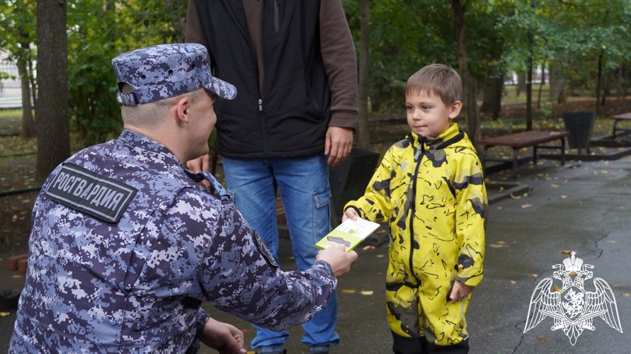 В Саратове сотрудники Росгвардии поздравили детей с Международным днём шоколада