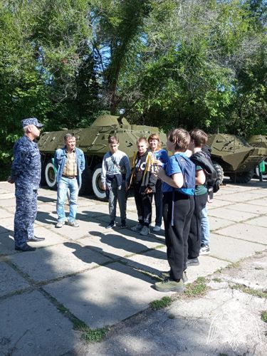 В Саратове военнослужащие и сотрудники Росгвардии провели урок мужества для воспитанников подшефных классов