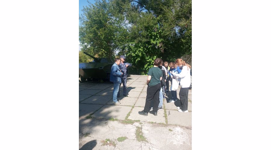В Саратове военнослужащие и сотрудники Росгвардии провели урок мужества для воспитанников подшефных классов