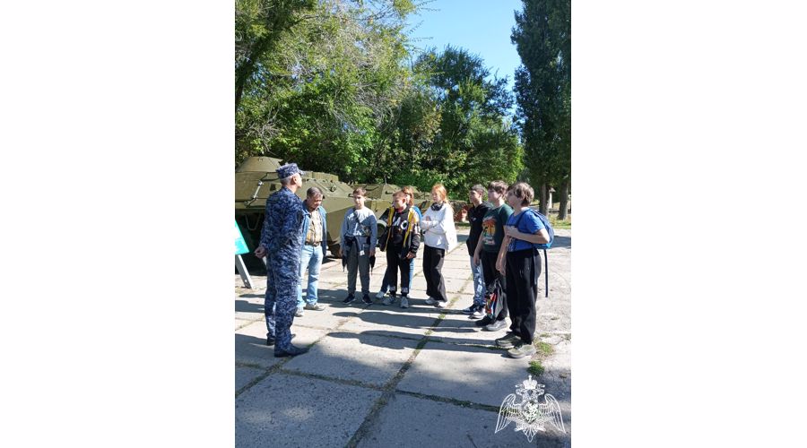 В Саратове военнослужащие и сотрудники Росгвардии провели урок мужества для воспитанников подшефных классов