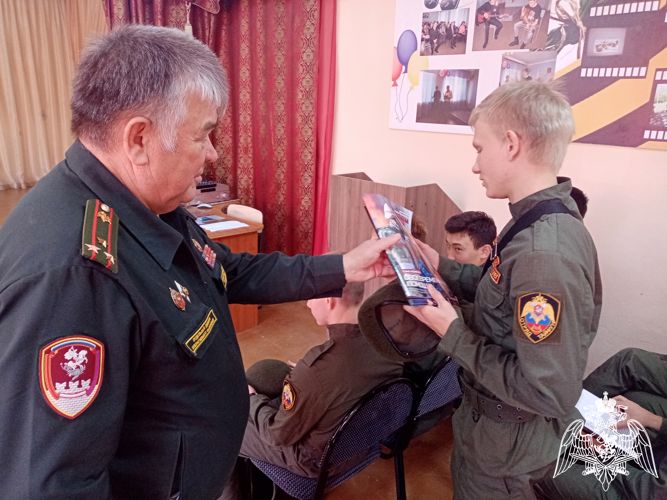 В Саратове в день зарождения российской государственности ветераны Росгвардии провели урок мужества для воспитанников "Гвардейской смены"