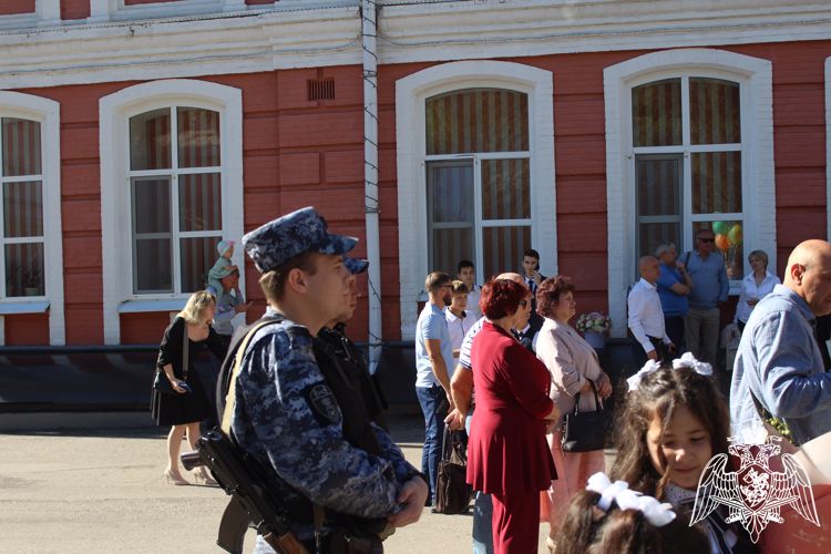 Сотрудники Росгвардии обеспечили охрану общественного порядка в День знаний