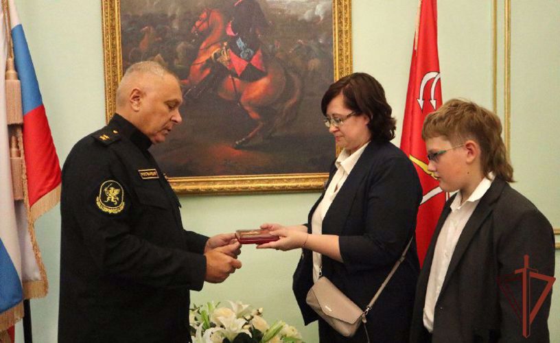Генерал-лейтенант Алексей Воробьев передал госнаграду семье погибшего в ходе СВО росгвардейца