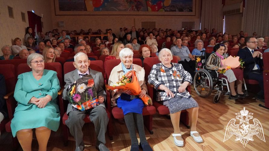 В Саратовской области сотрудники Росгвардии приняли участие в концерте по случаю Международного Дня пожилых людей