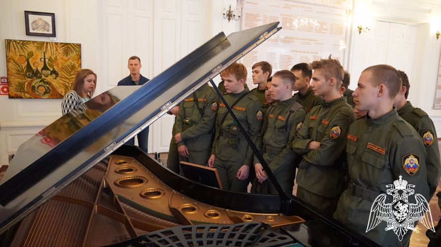 В рамках акции «Росгвардия гид» воспитанники «Гвардейской смены» посетили архитектурный символ города Саратов