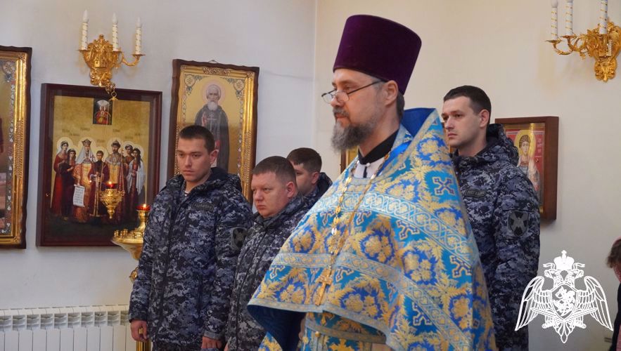 В Саратове в сотрудники Росгвардии приняли участие в церковном богослужении