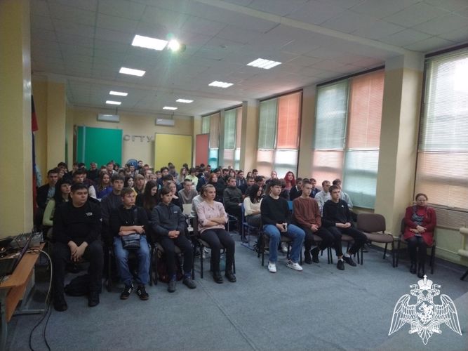 В Саратове ветеран Росгвардии провёл лекцию, посвященную Героям России и Советского союза