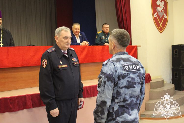 В Саратове сотрудники ОМОН отмечают профессиональный праздник