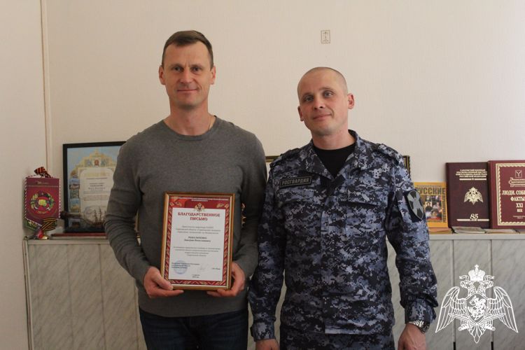 Саратовские росгвардейцы поздравили преподавателей техникума отраслевых технологий с днем учителя 