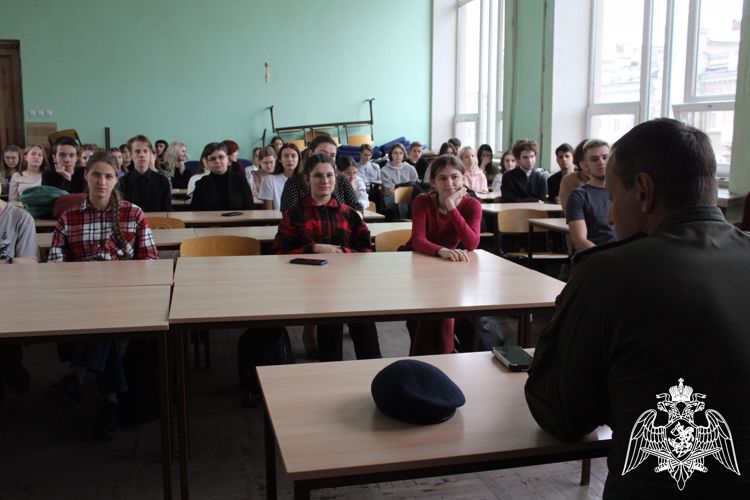 В Саратове сотрудник Росгвардии провёл урок мужества для студентов консерватории