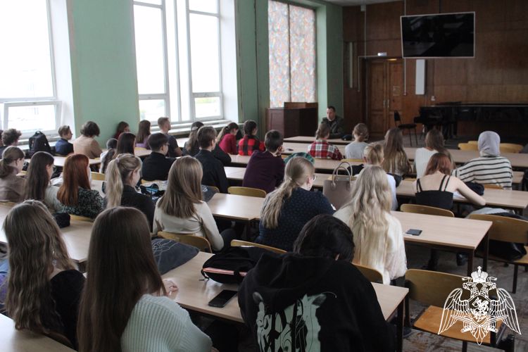 В Саратове сотрудник Росгвардии провёл урок мужества для студентов консерватории
