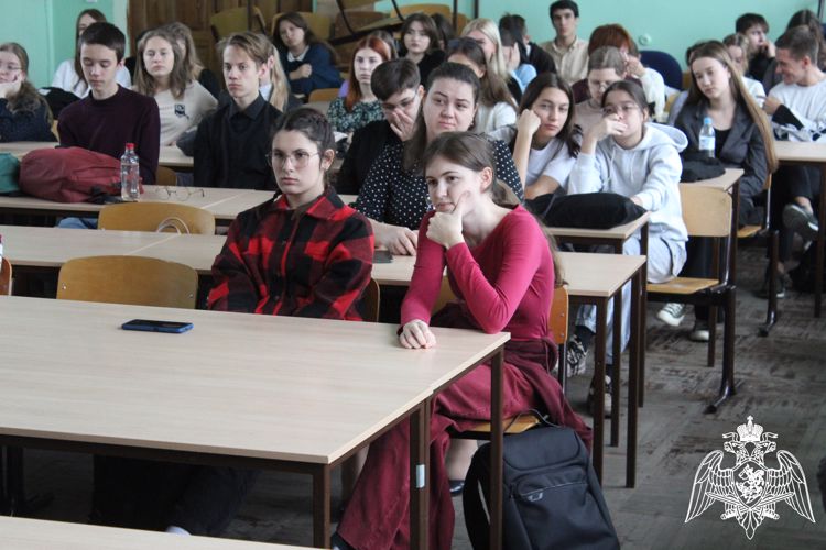 В Саратове сотрудник Росгвардии провёл урок мужества для студентов консерватории