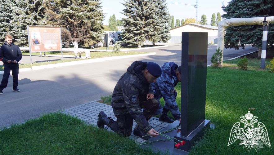 В Саратове сотрудники Росгвардии почтили память коллег, погибших при исполнении служебного долга 