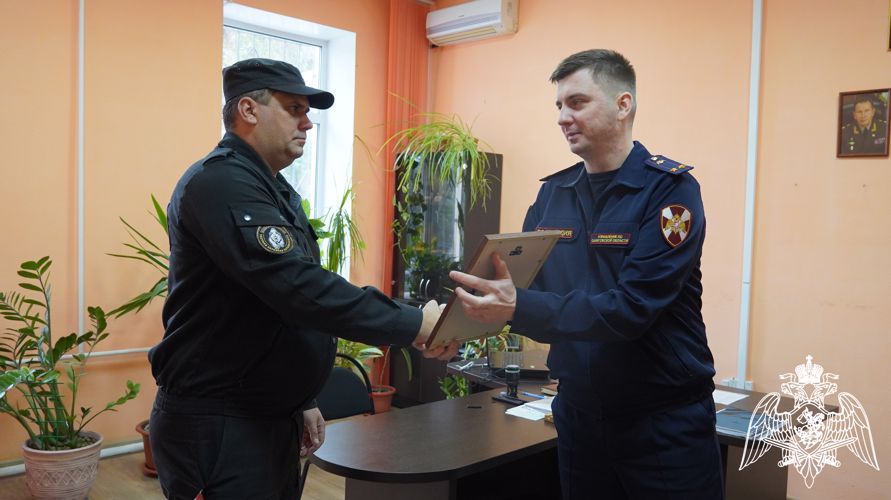 Росгвардейцы наградили отличившихся сотрудников частной охранной организации