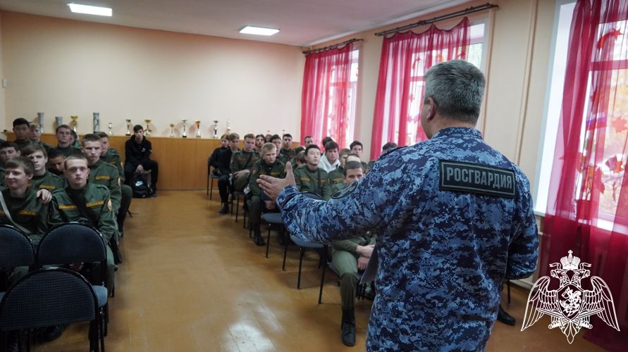 В Саратове сотрудник Росгвардии провёл лекцию, посвящённую вопросам противодействия терроризму и экстремизму 