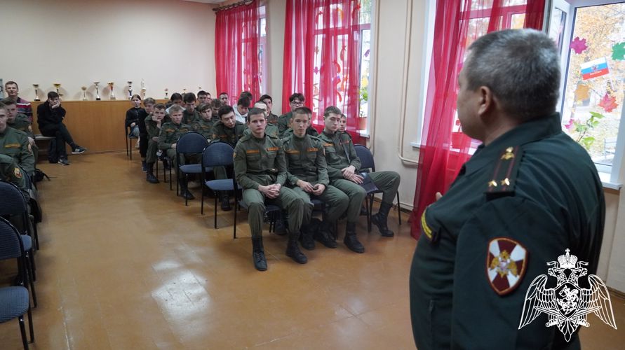 В Саратове ветеран Росгвардии провёл лекцию для воспитанников «Гвардейской смены» посвященную Героям России и Советского союза