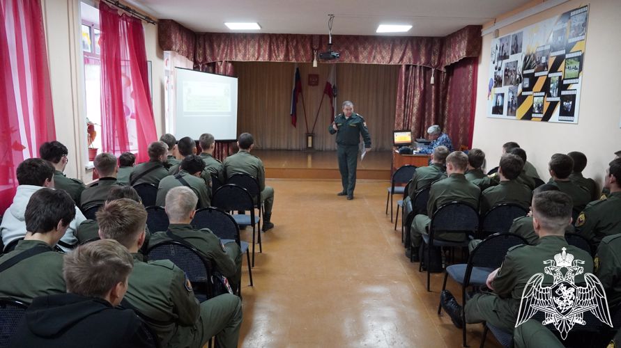 В Саратове ветеран Росгвардии провёл лекцию для воспитанников «Гвардейской смены» посвященную Героям России и Советского союза