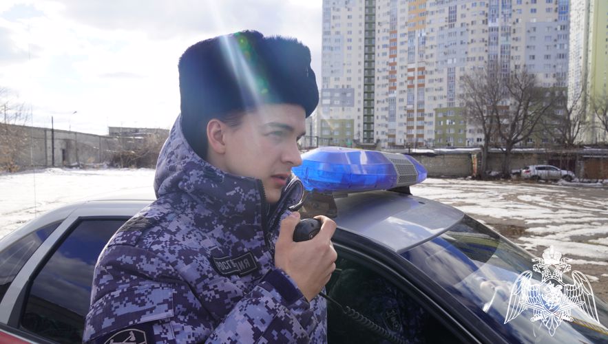 В Саратове сотрудники Росгвардии задержали гражданина, подозреваемого в незаконном обороте наркотиков