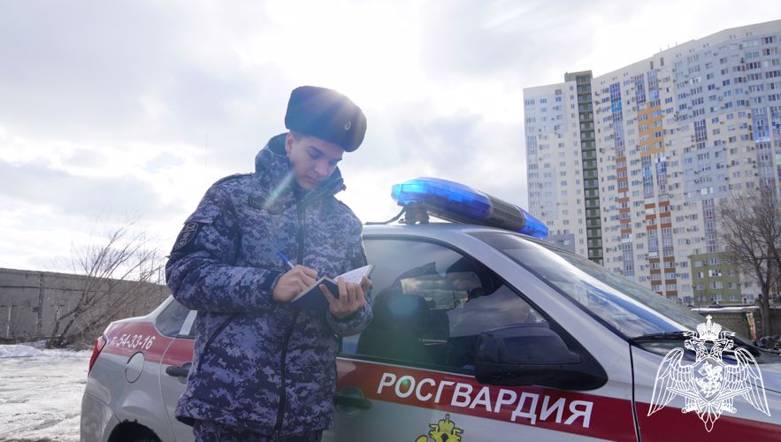 В Саратовской области сотрудники Росгвардии задержали гражданина, подозреваемого в незаконном обороте наркотиков