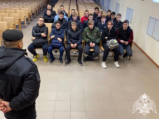 В Саратове сотрудники ОМОН «Патриот» провели день открытых дверей для школьников