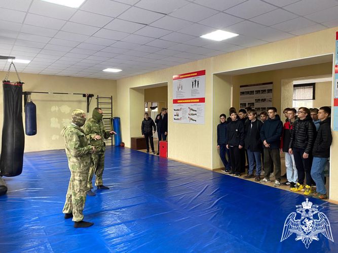 В Саратове сотрудники ОМОН «Патриот» провели день открытых дверей для школьников