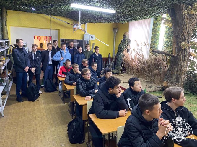 В Саратове сотрудники ОМОН «Патриот» провели день открытых дверей для школьников