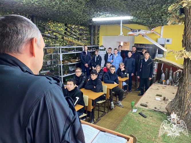 В Саратове сотрудники ОМОН «Патриот» провели день открытых дверей для школьников